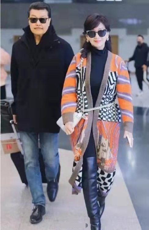 68歲的趙雅芝依然時髦，大衣當裙穿配長靴好洋氣，不像年近古稀