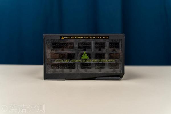 螢幕酷炫,用料誇張,適合高階玩家、技嘉鉑金雕1200W白金牌電源 螢幕酷炫,用料誇張,適合高階玩家、技嘉鉑金雕1200W白金牌電源