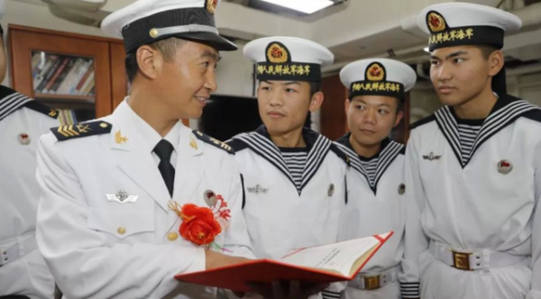 海軍帽子上會有兩根飄帶？這一作用，知道的人不多