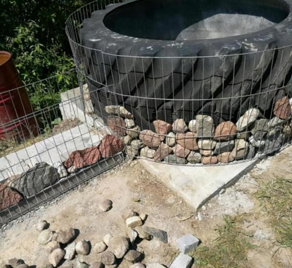 不要水泥和磚頭，他自制石籠網做魚池，旁邊留卡座，好好坐著欣賞