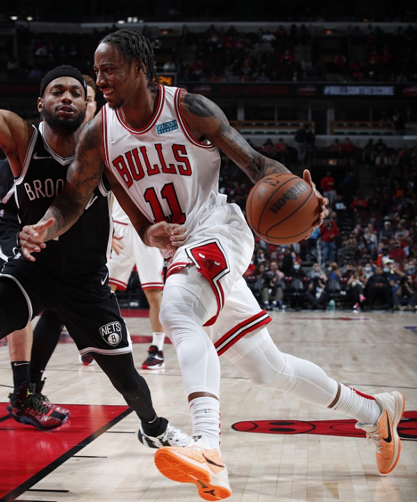 尷尬！湖人休賽期3選1做最差決定，不給阿贊3年合同錯過爭冠時機