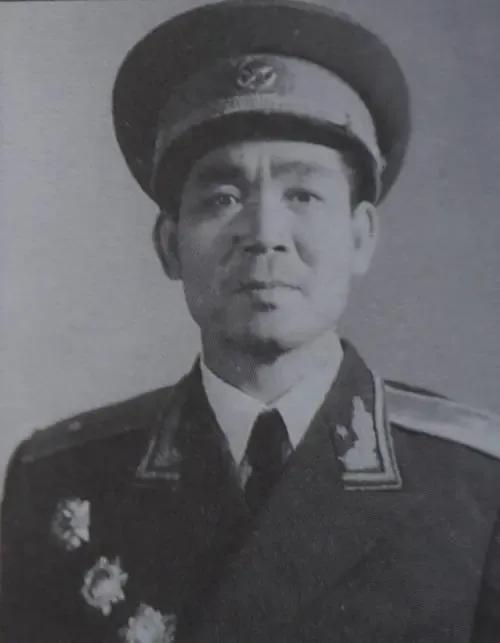 65軍軍長肖應棠從朝鮮回國遭流氓碰撞訛錢，將軍說：教訓他們一頓