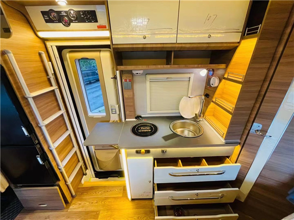 21款亞特Y8依維柯房車，依維柯最大內寬乾溼分離衛生間