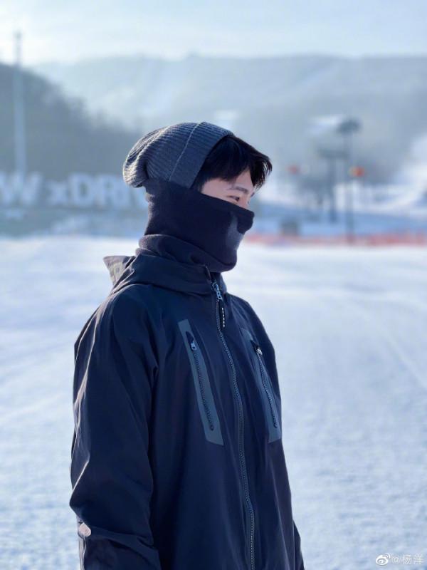楊洋微博曬滑雪照 穿黑色滑雪服全副武裝帥氣十足