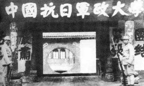 兒子撒謊說去當鐵匠，當兵20多年成司令，回家母親給了他一巴掌