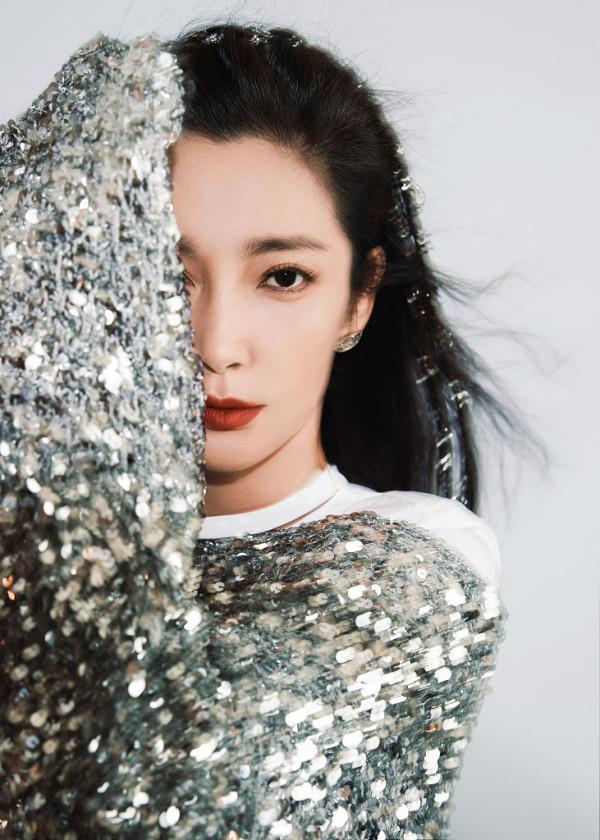 李冰冰銀色亮片絲帶輕甩顯高貴 光影之間眼底故事感滿滿