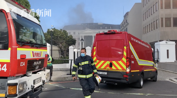南非議會大廈辦公室起火蔓延 牆體已出現開裂