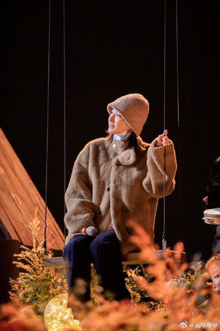 #吳昕曬湖南衛視跨年晚會彩排照# 會和吉克雋逸帶來《紅山果》