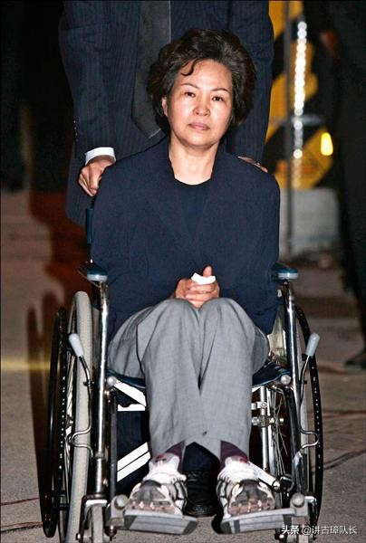 鞠躬盡瘁卻跳崖而亡,韓國前總統盧武鉉葬禮:18萬人祭奠 鞠躬盡瘁卻跳崖而亡,韓國前總統盧武鉉葬禮:18萬人祭奠