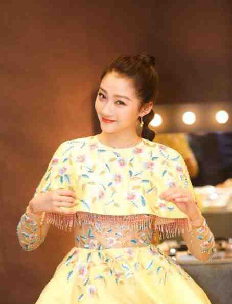 女星紅毯造型翻車合集,倪妮似孔雀,唐嫣“狗啃劉海”土氣十足 女星紅毯造型翻車合集,倪妮似孔雀,唐嫣“狗啃劉海”土氣十足