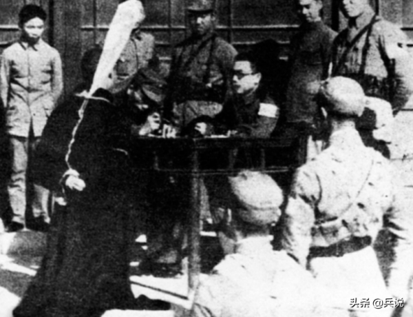 武工隊副隊長叛變，日軍獎勵女特務當老婆，八路軍用殺豬刀鋤奸