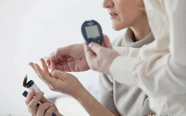 動不動就出汗？異常出汗或暗示這4種疾病，都不簡單