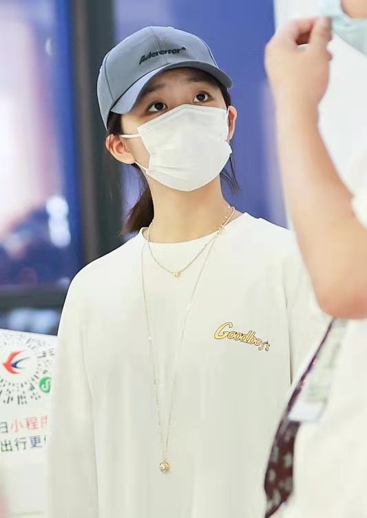 黃磊15歲大女兒獨自走機場,穿男友風衛衣顯文藝範,黑眼圈好明顯 黃磊15歲大女兒獨自走機場,穿男友風衛衣顯文藝範,黑眼圈好明顯