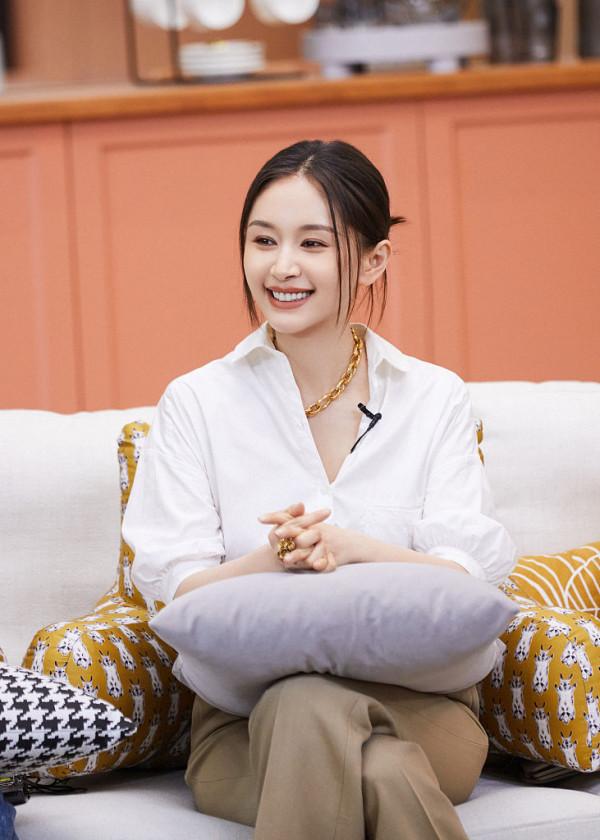 王子文《半熟戀人》花絮釋出 白襯衣搭底盤發乾練有氣質