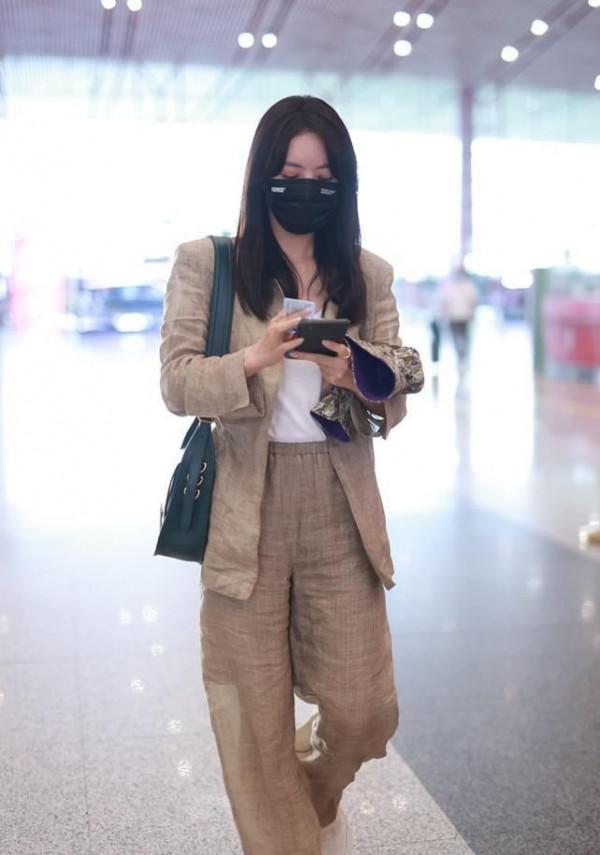 蔡文靜穿棉麻西裝套裝,雖然包裹挺嚴,但是褲子薄透能看出腿型 蔡文靜穿棉麻西裝套裝,雖然包裹挺嚴,但是褲子薄透能看出腿型