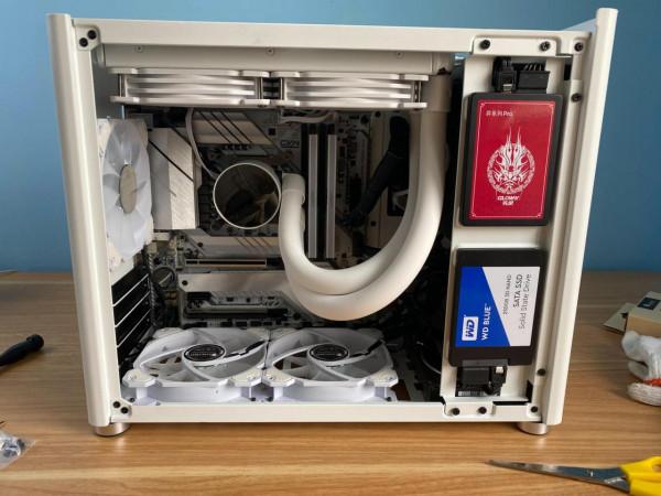 打造清爽桌面，嘗試組裝全白色幻彩小機箱，既簡單也不簡單