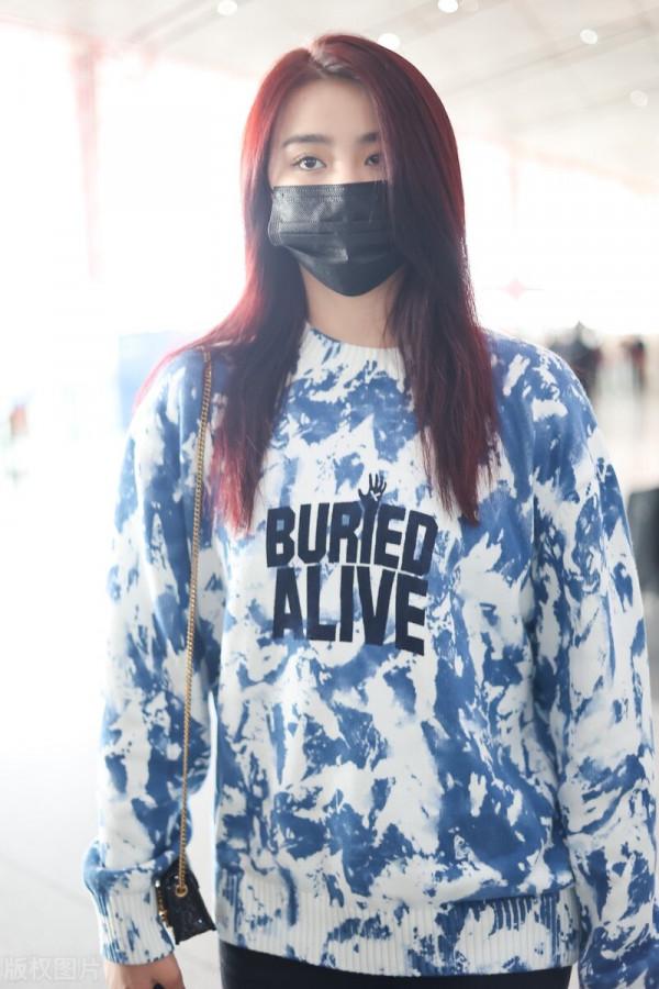 金子涵穿扎染印花衛衣搭配黑色緊身褲，腳踩馬丁靴簡單隨性