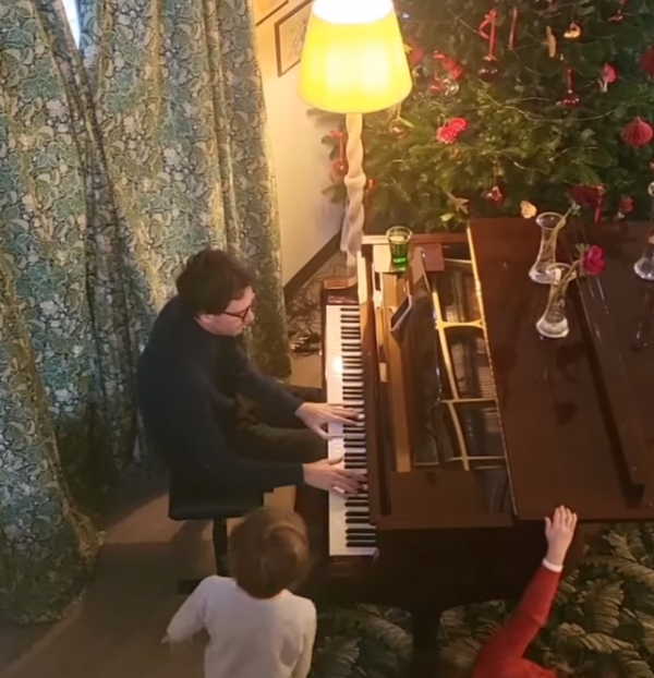 LV太子妃素顏坐在聖誕樹前，39歲狀態很不錯！丈夫彈鋼琴挺儒雅