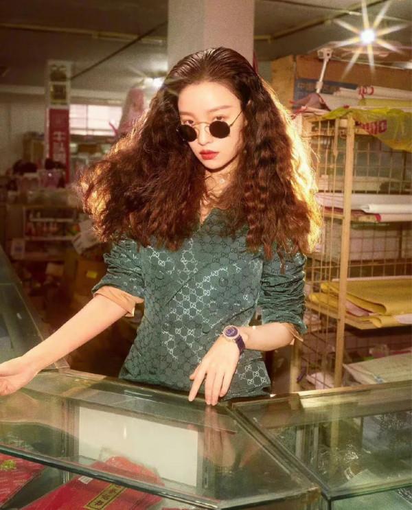 倪妮最新封面大片，復古外套+羊毛卷造型+烈焰紅唇，摩登範十足