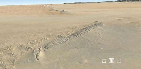 塔克拉瑪干沙漠中其實還有座大山，長四百多里，山色紅白出產瑪瑙