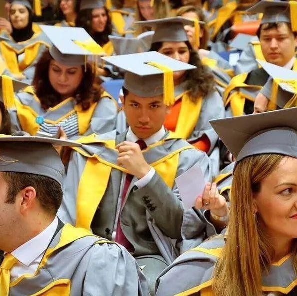 汶萊馬丁王子真迷人，30歲的他身材顏值都爆表，準王妃是豪門千金