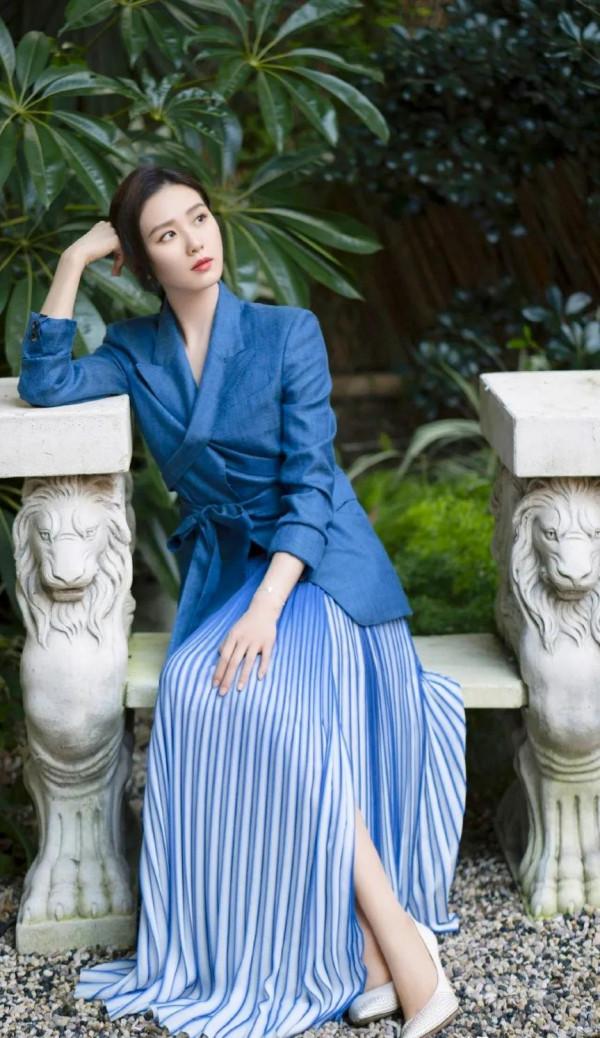 劉詩詩一襲藍裙溫柔優雅 完美肩頸線條氣質迷人，網友：仙女下凡