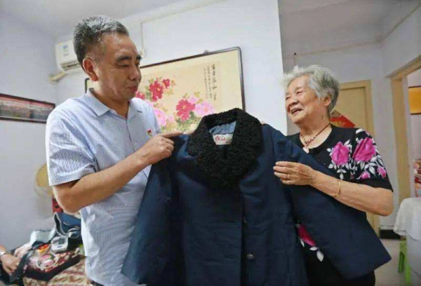 1992年周總理侄子周榮慶病逝，臨終對妻子說：該和你一起看看七媽