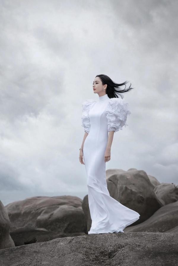 佟麗婭，膚白貌美，優雅綻放