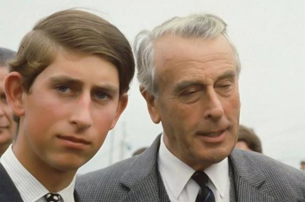 1979年，蒙巴頓將軍被暗殺，查爾斯悲痛落淚，是戴安娜安慰了他