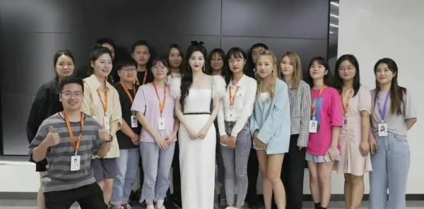 盤點娛樂圈行走的反光板，冷白皮合集