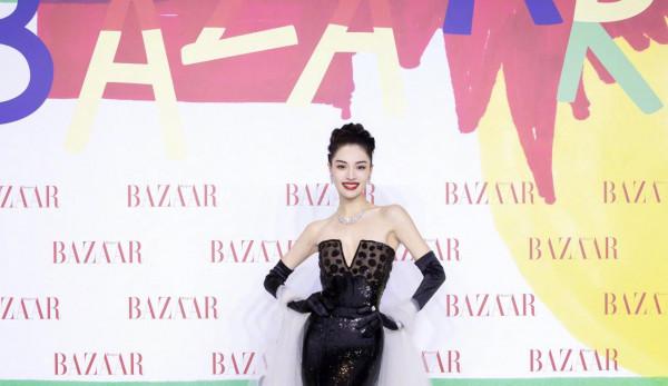 芭莎慈善夜群星紅毯造型惹爭議,楊穎似仙女,楊冪、宋茜略顯成熟 芭莎慈善夜群星紅毯造型惹爭議,楊穎似仙女,楊冪、宋茜略顯成熟