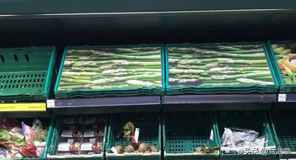 西方有多缺物資?英國超市用圖片假裝蔬菜,欲派國民警衛隊卸貨 西方有多缺物資?英國超市用圖片假裝蔬菜,欲派國民警衛隊卸貨