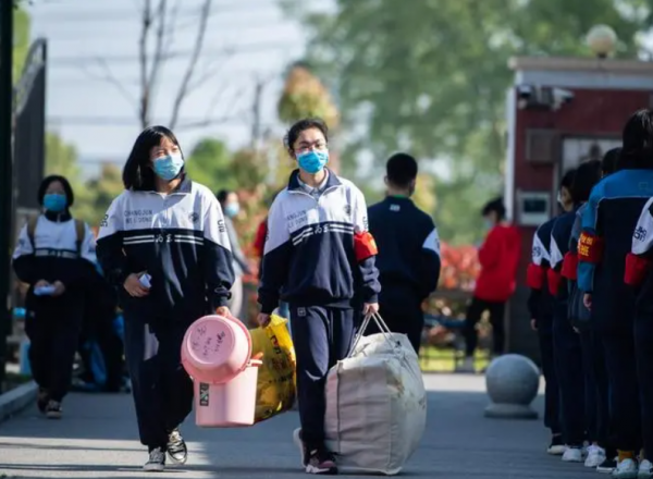 假期時間有調整，河南大中小學通知延遲開學，家長心情十分複雜
