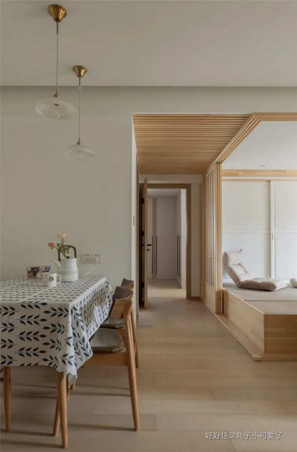 畫風治癒！榻榻米與客廳聯動，傢俱多了，竟然更寬敞了？