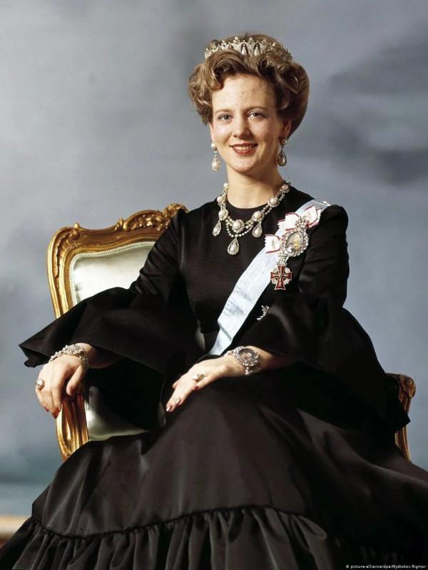 時髦不輸英國女王的丹麥女王,現在在大廠打工? 時髦不輸英國女王的丹麥女王,現在在大廠打工?