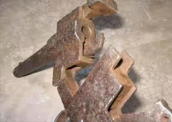 外觀獨特的“獨一撅手槍”，一次只能打一發子彈，還可以當錘子用