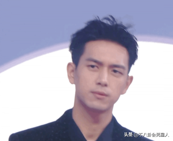 男明星走紅毯的出位表現：李現裹被子，鄧倫油膩，彭昱暢拉玩具車