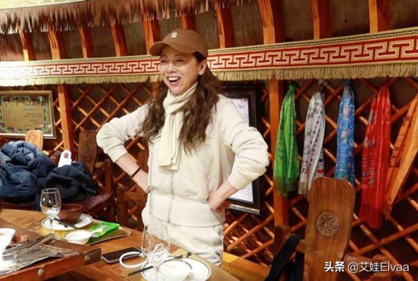 鄧萃雯新發型堪比“整容”，剪空氣劉海穿大衣變軟妹，形象大變樣