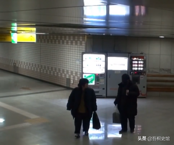 韓國大叔每天用鞋油抹臉，陪伴妹妹街頭流浪10年，只因親情的力量