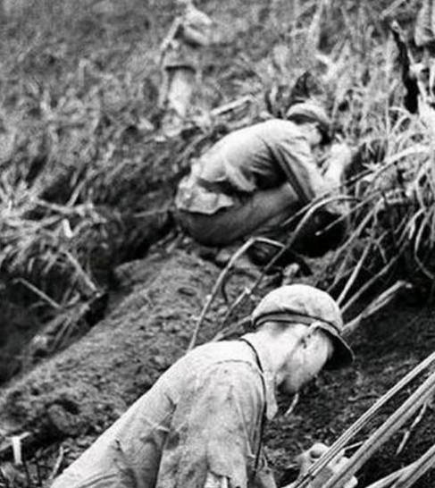 他拉響手雷與敵軍同歸於盡，奇蹟生還，被稱“活著的楊根思”