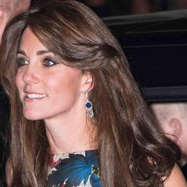 凱特穿蝴蝶結紅裙優雅甜美，戴王太后藍寶石耳環，和威廉對視有愛