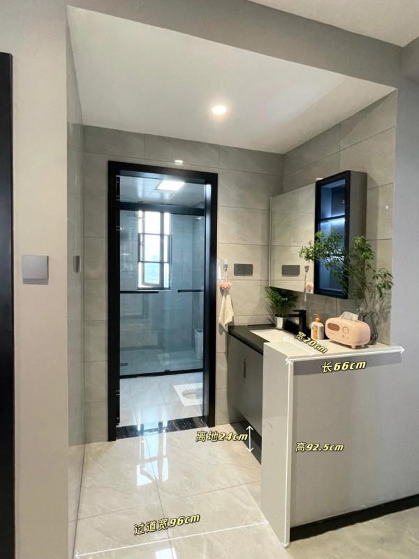 她家124平米，全屋貼牆布，簡約又大方，電視牆做櫃子，真明智