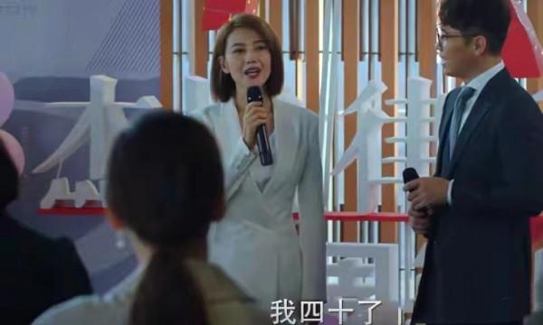 42歲高圓圓又拍新劇，職場風格氣場足，不打針不扮嫩熒幕效果極佳