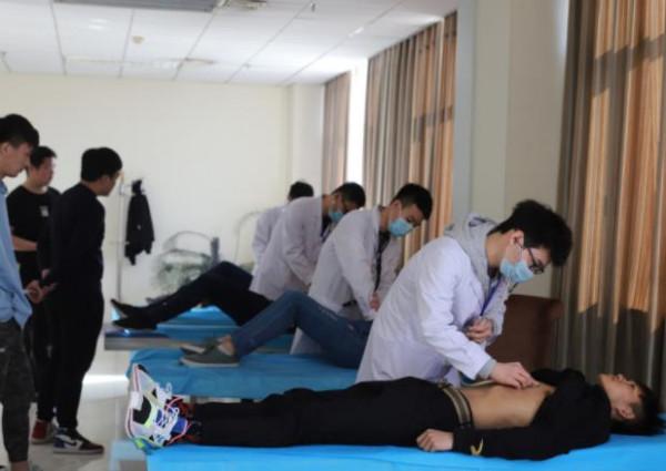 高考體檢有多嚴格？需要“全部脫光”檢查嗎？醫生表示我也不想看