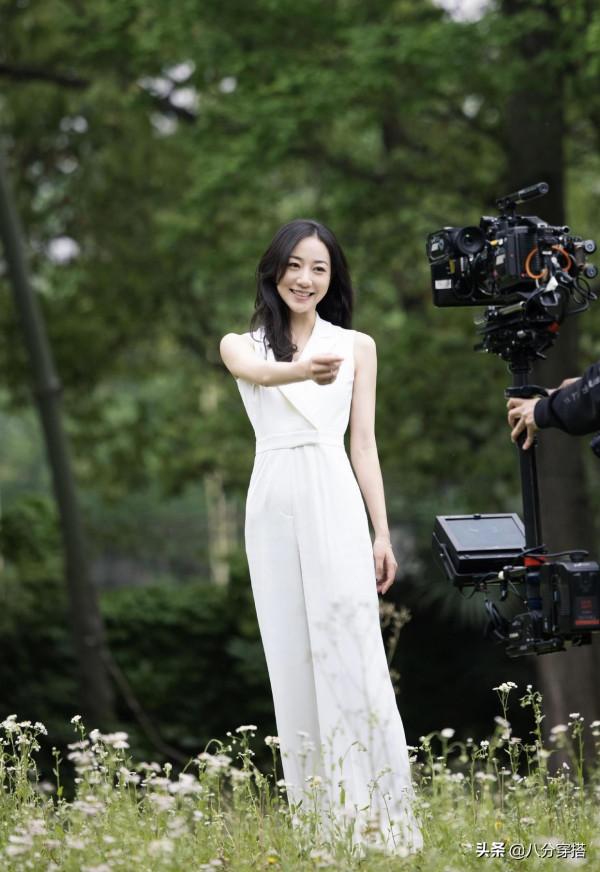 韓雪又穿火了“條紋襯衫”，配黑色蕾絲半身裙精緻時髦，優雅大方