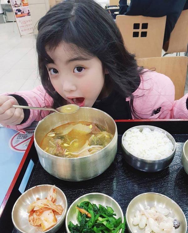 要不是她長得太可愛，觀眾也不至於不接受換演員了吧？