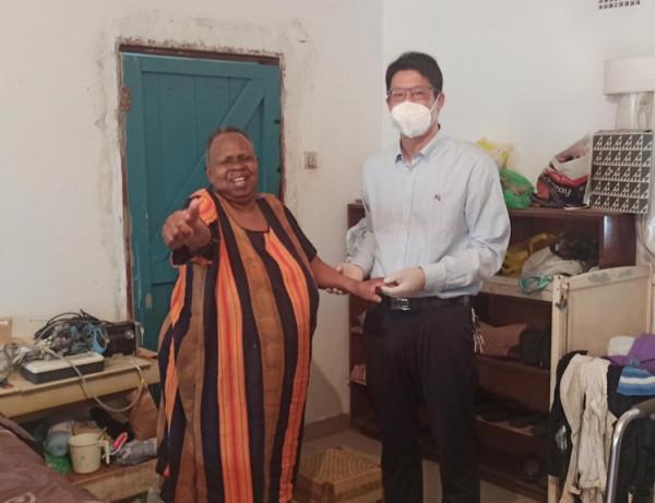 兩位耄耋老人臥病難忍，援贊醫療隊聞訊出診