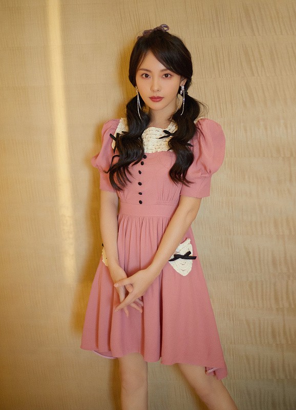 張嘉倪真是“逆生長”，身穿白色短裙，30多歲看起來甜美可愛