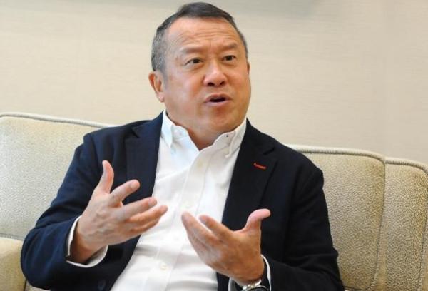 69歲曾志偉與好友遺孀逛街購物，兩人出雙入對七年，關係成謎