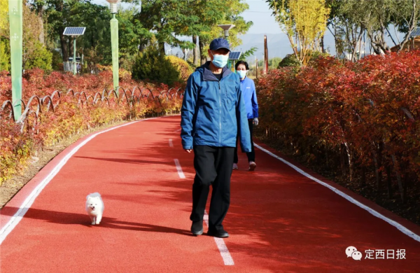 無須遠行！定西湖，人間秋色